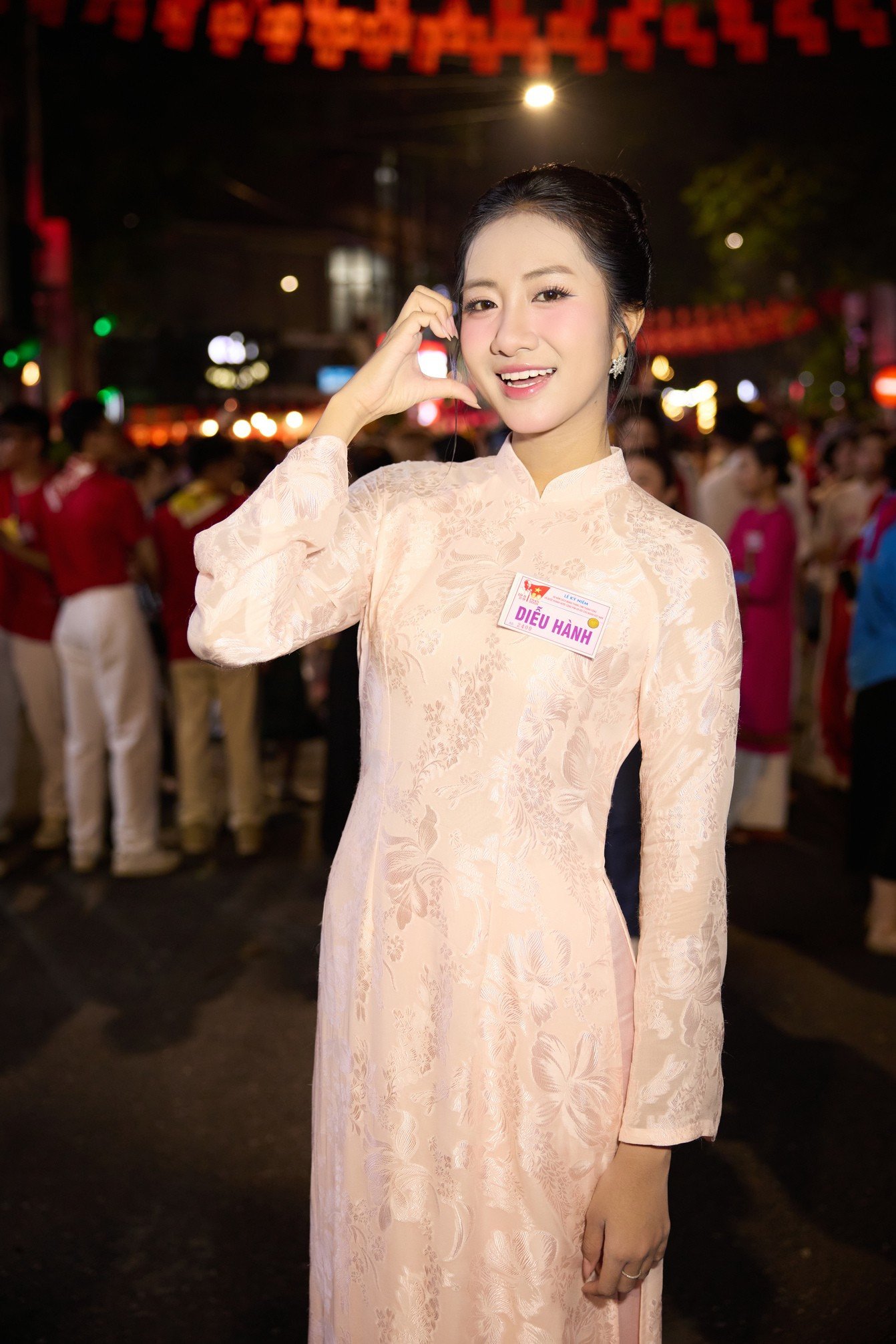 Hoa hậu Trúc Linh cho biết cô vẫn còn cảm giác lâng lâng tự hào sau buổi diễu hành. "Dù đã nhiều tiếng không ngủ và phải đứng khá lâu nhưng tất cả không ai thấy mệt. Mọi người đều hào hứng và tràn ngập cảm xúc tự hào sau lễ diễu hành", cô nói.