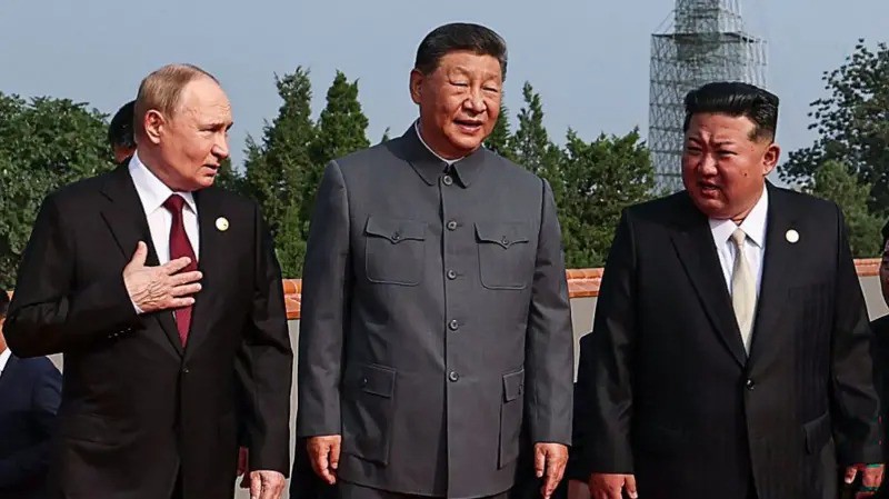 Ông Putin, ông Tập và ông Kim Jong Un đi ngang hàng hướng tới lễ đài duyệt binh. Ảnh: Getty