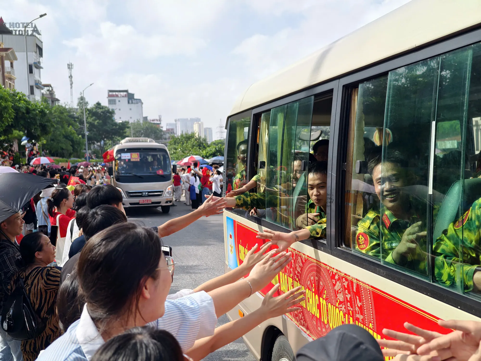 Những bước chân mạnh mẽ trong triệu triệu vòng tay Nhân dân ở ngày hội non sông A80 - 74
