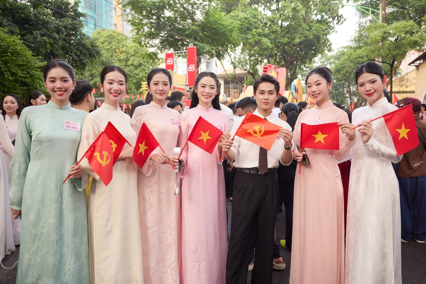 Hà Trúc Linh, Tiểu Vy chia sẻ hậu trường cùng 200 nghệ sĩ đi diễu hành - 5