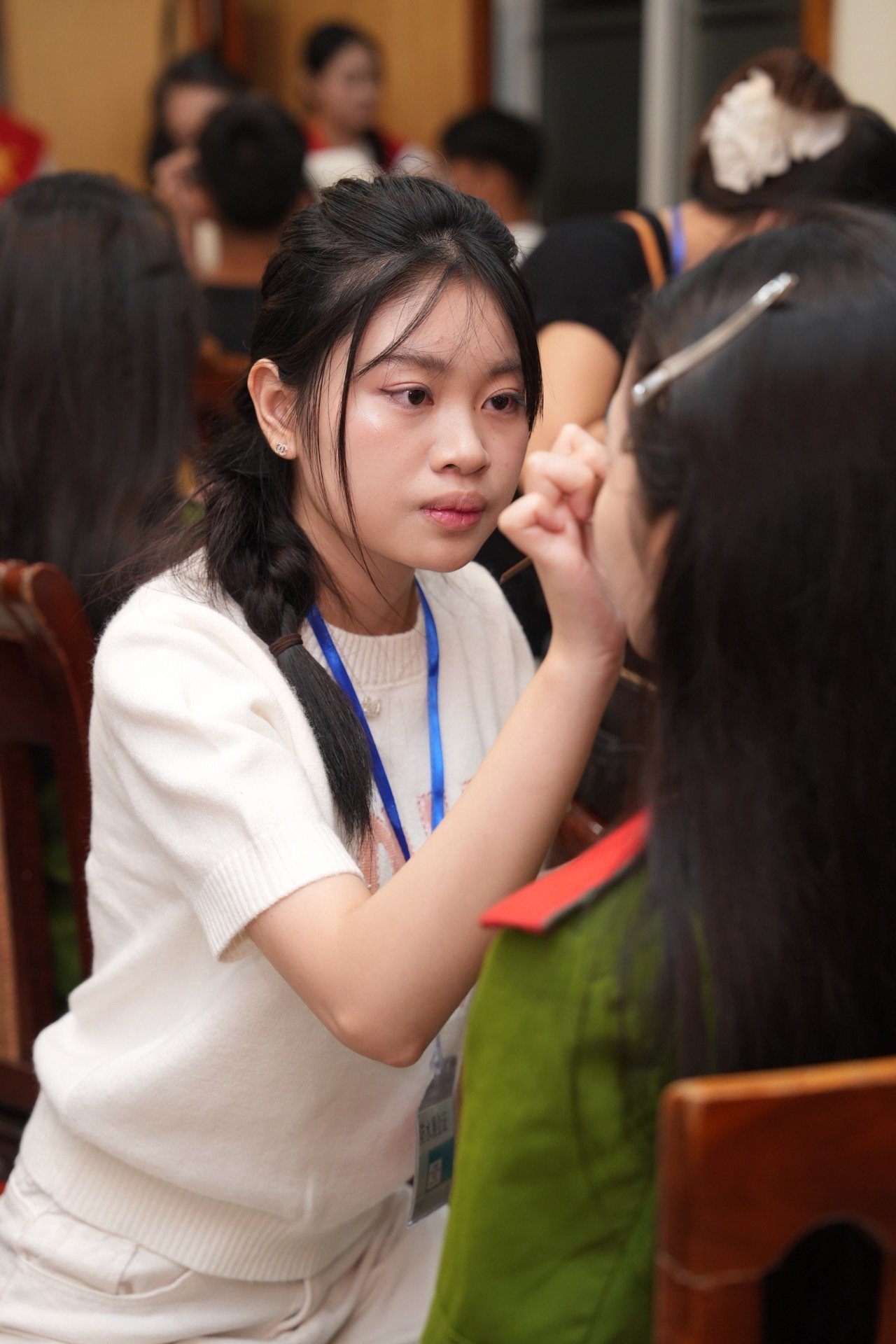 Ê kíp 100 người make up miễn phí cho hơn 1.000 chiến sĩ trong đại lễ A80 - 6