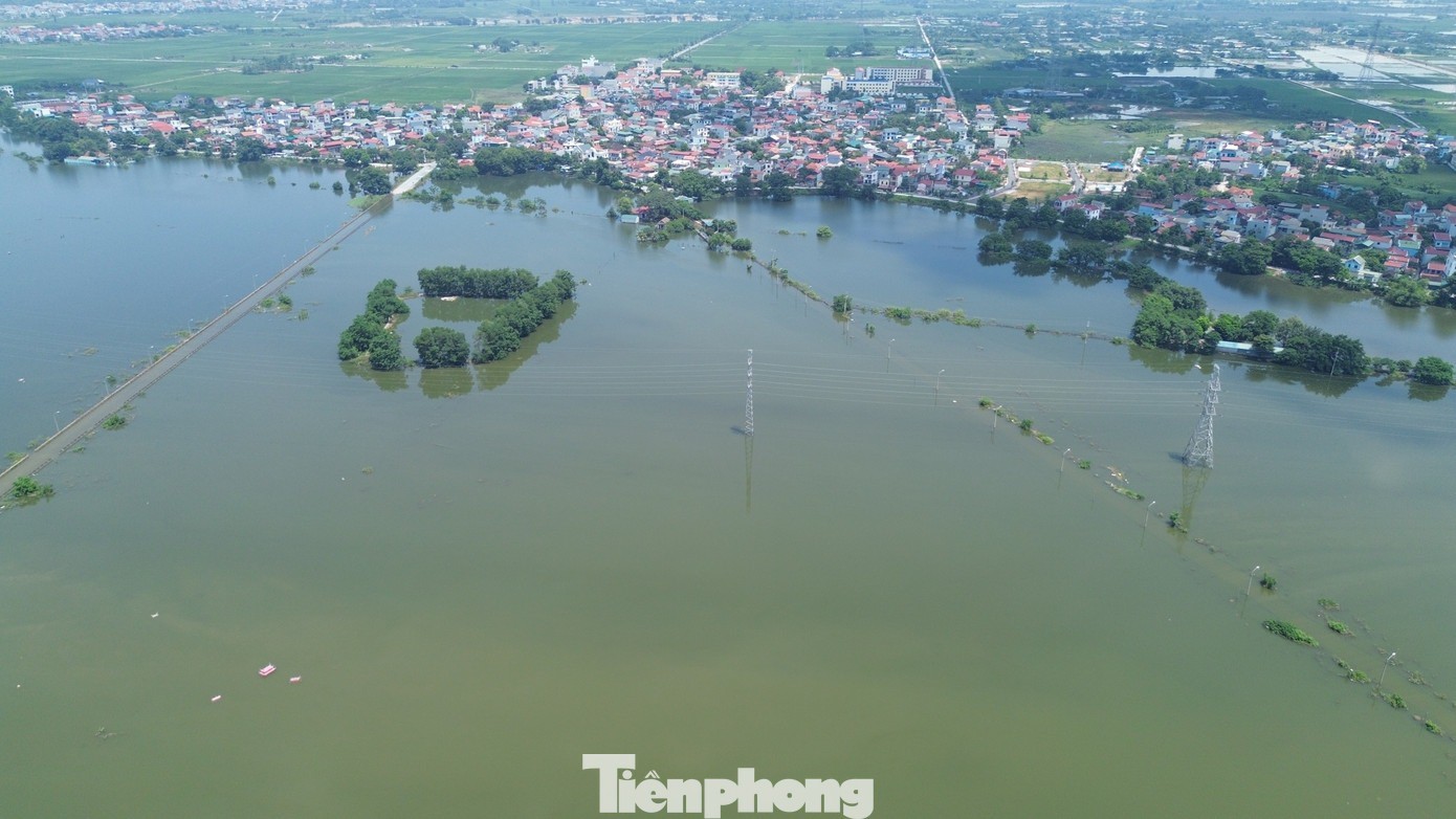 Hà Nội: Ngập sâu gần 1m, người dân nhiều xã ngoại thành phải dùng thuyền - 9