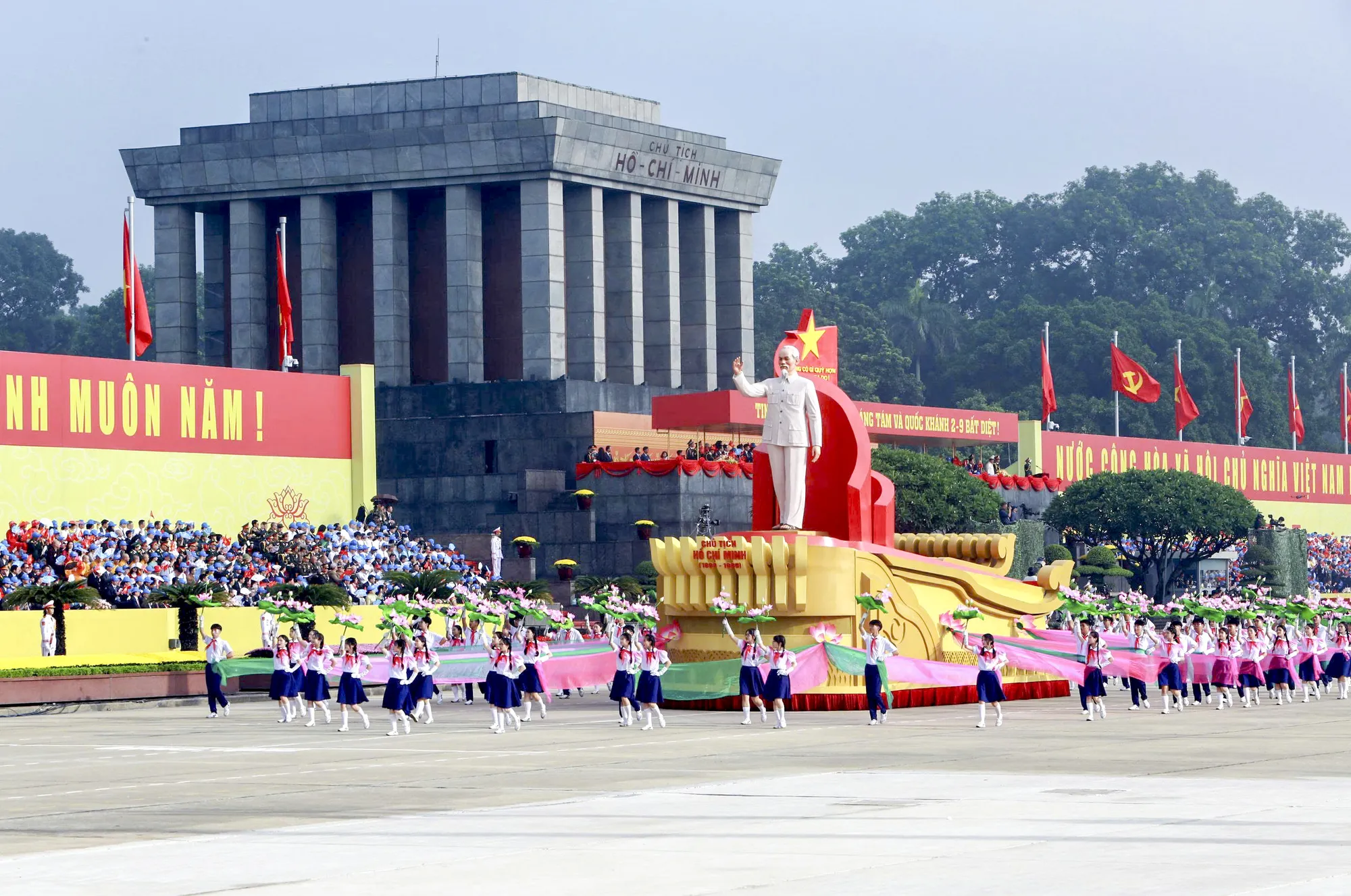 Những bước chân mạnh mẽ trong triệu triệu vòng tay Nhân dân ở ngày hội non sông A80 - 12