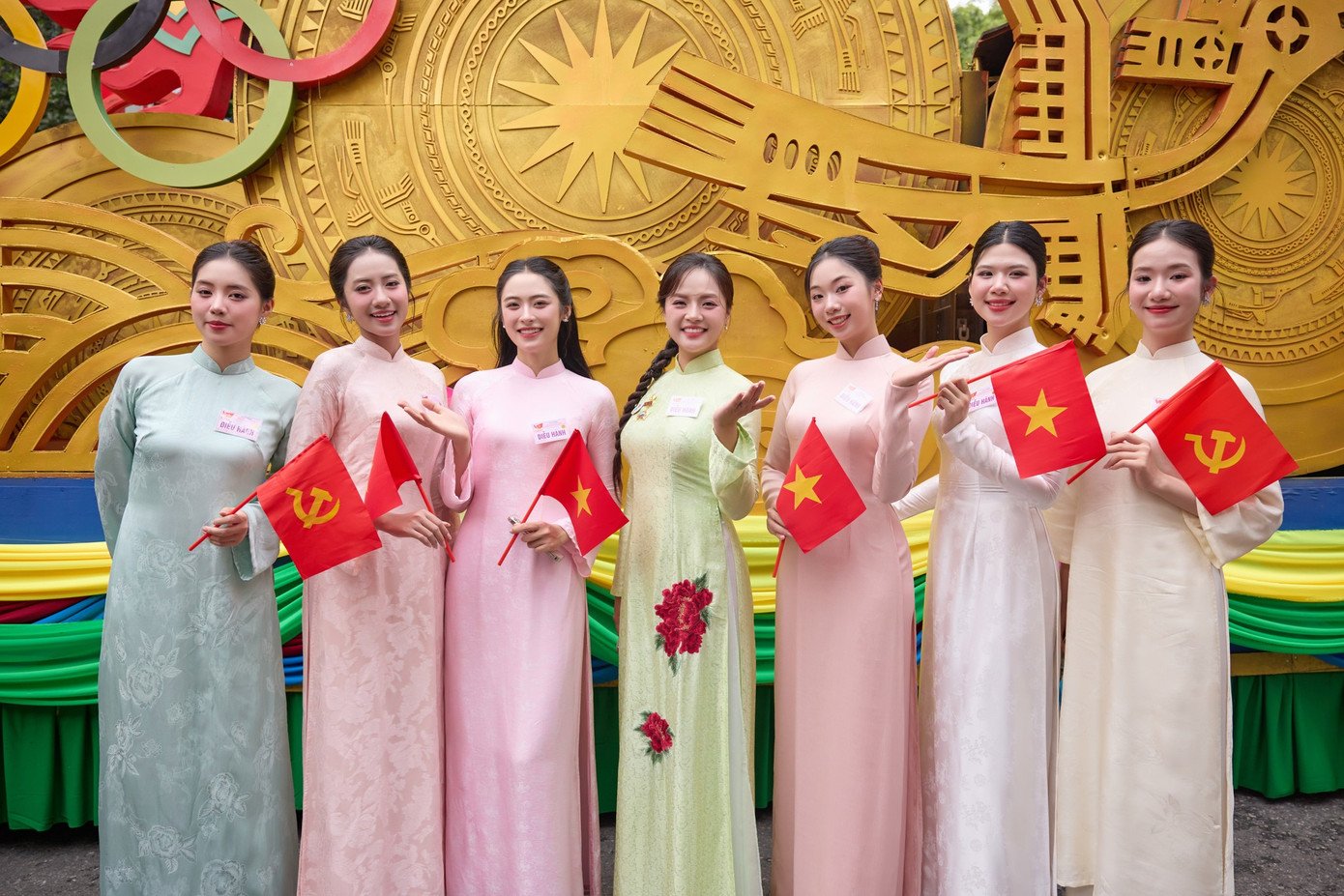 Hoa hậu Trúc Linh, Á hậu Châu Anh, Vân Nhi và các người đẹp chụp ảnh cùng các nghệ sĩ trước lễ diễu hành.