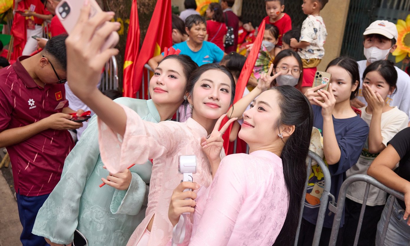 Hà Trúc Linh, Tiểu Vy chia sẻ hậu trường cùng 200 nghệ sĩ đi diễu hành - 7