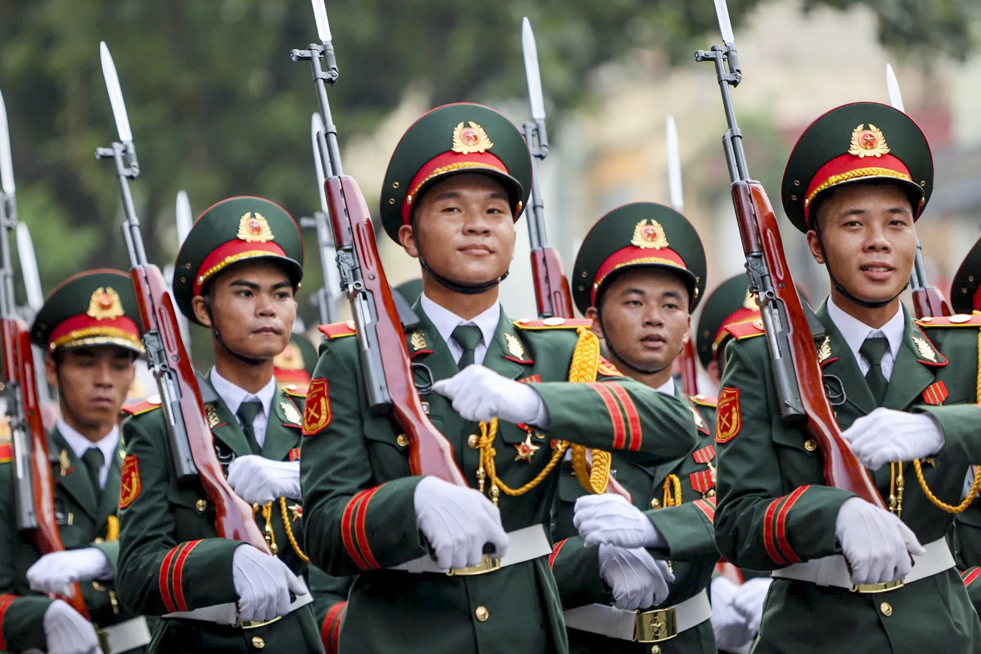 Những bước chân mạnh mẽ trong triệu triệu vòng tay Nhân dân ở ngày hội non sông A80 - 17