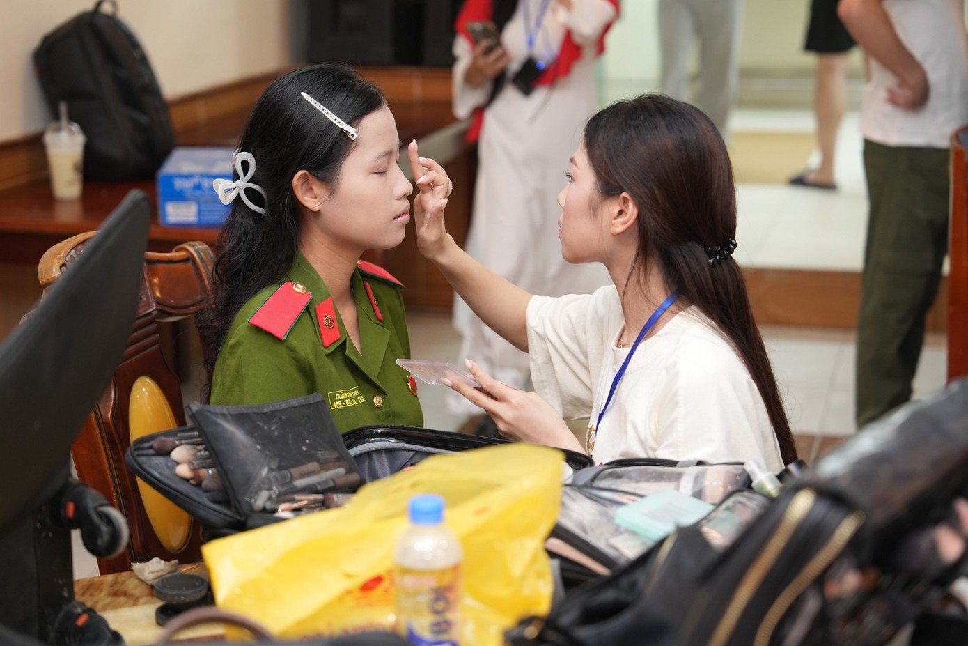 Ê kíp 100 người make up miễn phí cho hơn 1.000 chiến sĩ trong đại lễ A80 - 9