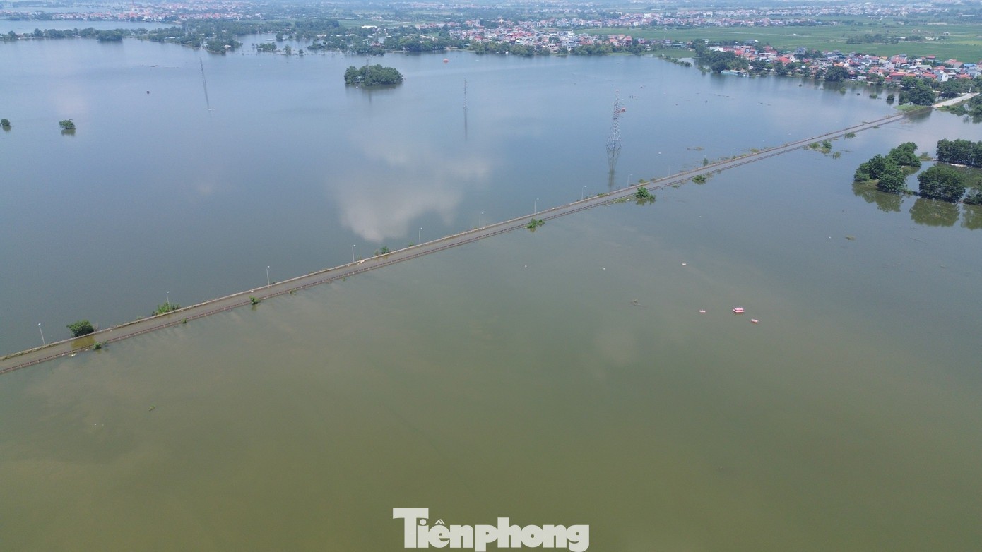 Tương tự, xã Quảng Bị ngập trên 340 hộ ở các thôn Đồng Dâu, Bến, Đầm, Mới và thôn Giữa. Xã Kiều Phú bị ngập 475 hộ, trong đó 195 hộ nước vào sàn nhà. Ngoài ra, một số tuyến đường giao thông bị ngập cục bộ. Đường tỉnh 421B nối xã Xuân Mai với xã Kiều Phú bị ngập gần 1m.