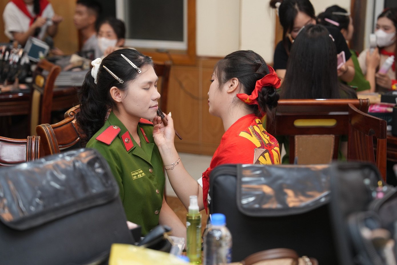 Ê kíp 100 người make up miễn phí cho hơn 1.000 chiến sĩ trong đại lễ A80 - 10