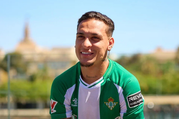 Antony gần như không thể giấu nổi niềm hạnh phúc khi thoát khỏi MU