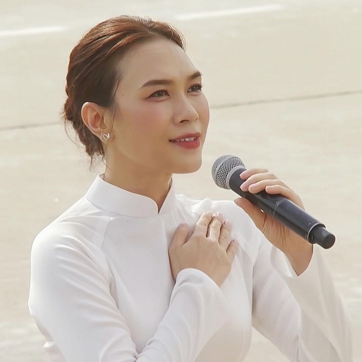 Mỹ Tâm đặt tay lên ngực áo, biểu diễu trong chương trình nghệ thuật đặc biệt khép lại đại lễ mừng 80 năm Ngày Quốc khánh 2/9 gây "sốt" cộng đồng mạng.