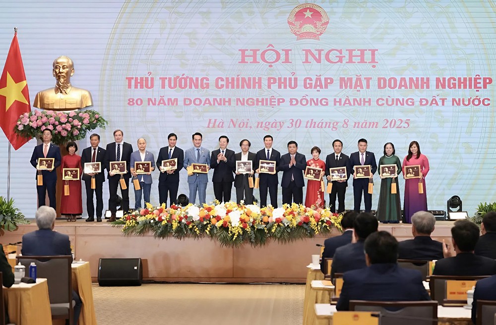 Chủ tịch Bùi Quốc Chính nhận bằng khen cho doanh nghiệp có đóng góp xuất sắc trong công tác xã hội.