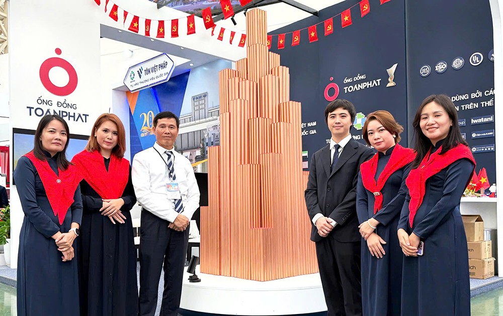 Hình ảnh ban lãnh đạo của Công ty Cổ phần ống đồng Toàn Phát tại gian hàng triển lãm A80.