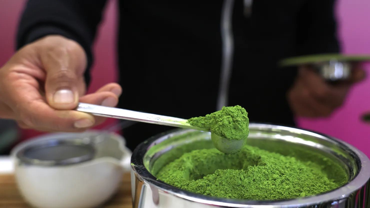 Sự gia tăng đột biến gần đây về mức độ phổ biến của matcha đã dẫn đến tình trạng thiếu hụt matcha trên toàn cầu, do nhu cầu tăng cao và sản lượng hạn chế ở Nhật Bản, nơi trồng matcha chất lượng cao.