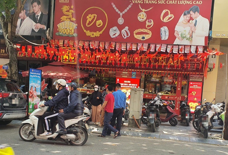 Đến tầm 10h30 phút, cửa hàng thông báo hết vàng nhẫn để bán, nhiều người phải ra về.