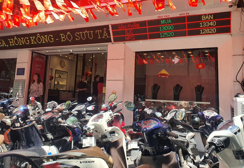 Chiều nay, Phú Quý tăng giá vàng nhẫn thêm 200 nghìn đồng/lượng so với phiên buổi sáng.