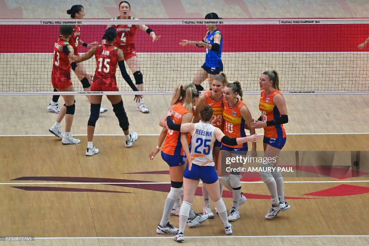 Nhật Bản (áo đỏ) ngược dòng đánh bại Hà Lan