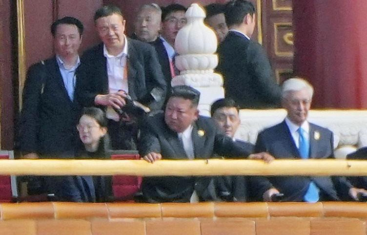 Ông Kim Jong Un xuất hiện trên khán đài của lễ duyệt binh ở Trung Quốc. Ảnh: Yonhap News