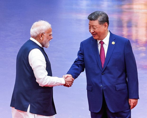 Thủ tướng Ấn Độ Narendra Modi và Chủ tịch Trung Quốc Tập Cận Bình bắt tay nhau trong cuộc gặp vào đầu tháng 9/2025. Ảnh: Getty