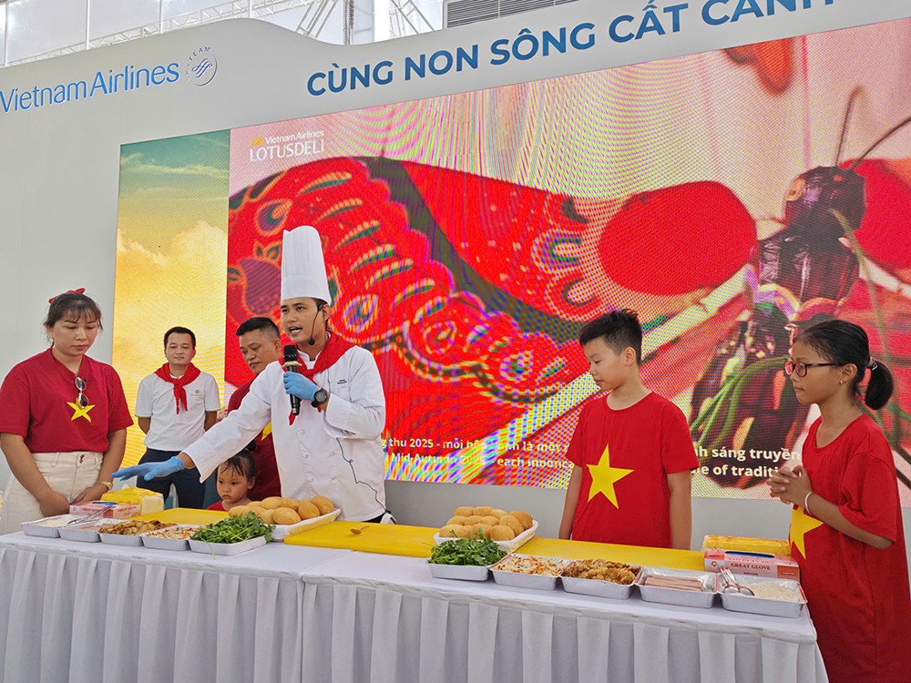 Các đầu bếp từ Công ty Cổ phần Suất ăn Hàng không Nội Bài trực tiếp hướng dẫn làm bánh mỳ Việt Nam. (Ảnh: VNA).