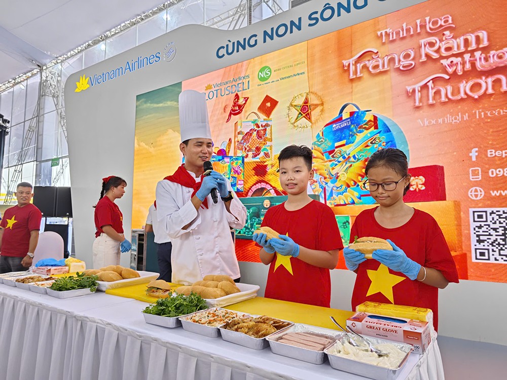 &nbsp;Các bạn nhỏ hào hứng chia sẻ thành quả. (Ảnh: VNA).