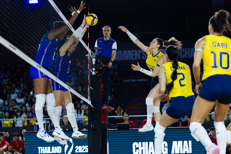 Brazil (áo vàng) dự báo sẽ không dễ dàng có được chiến thắng trước Pháp (áo xanh)