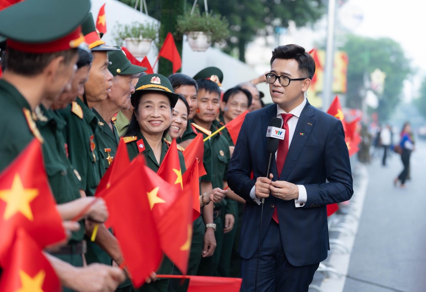 MC Đức Bảo nhận hai nhiệm vụ cùng lúc, vừa dẫn điểm cầu ở Nguyễn Thái Học, vừa lên sóng trực tiếp.