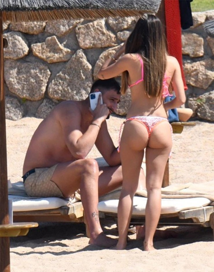 Người tình của Donnarumma thích mặc bikini, khoe 3 vòng nóng bỏng - 4