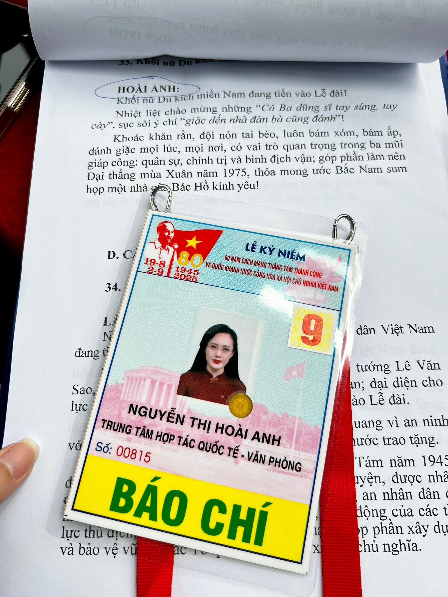 Hình ảnh hậu trường được nữ MC chia sẻ trên trang cá nhân.