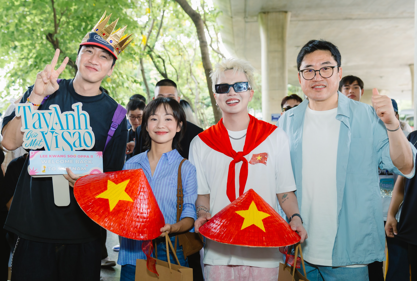Lee Kwang Soo đội nón lá tới TPHCM - 1