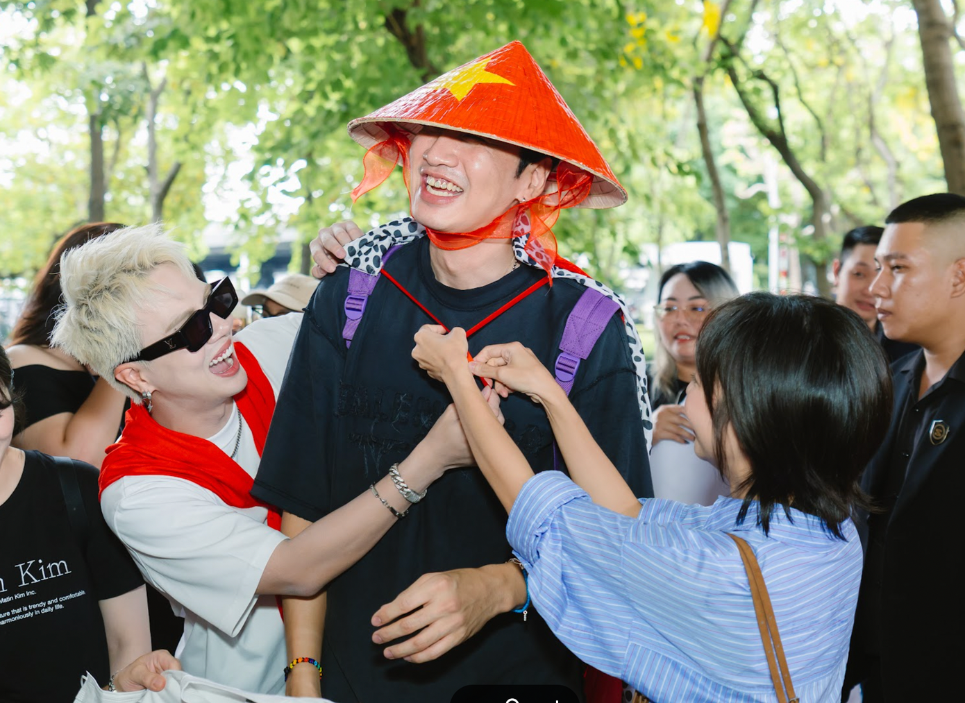 Lee Kwang Soo đội nón lá tới TPHCM - 2