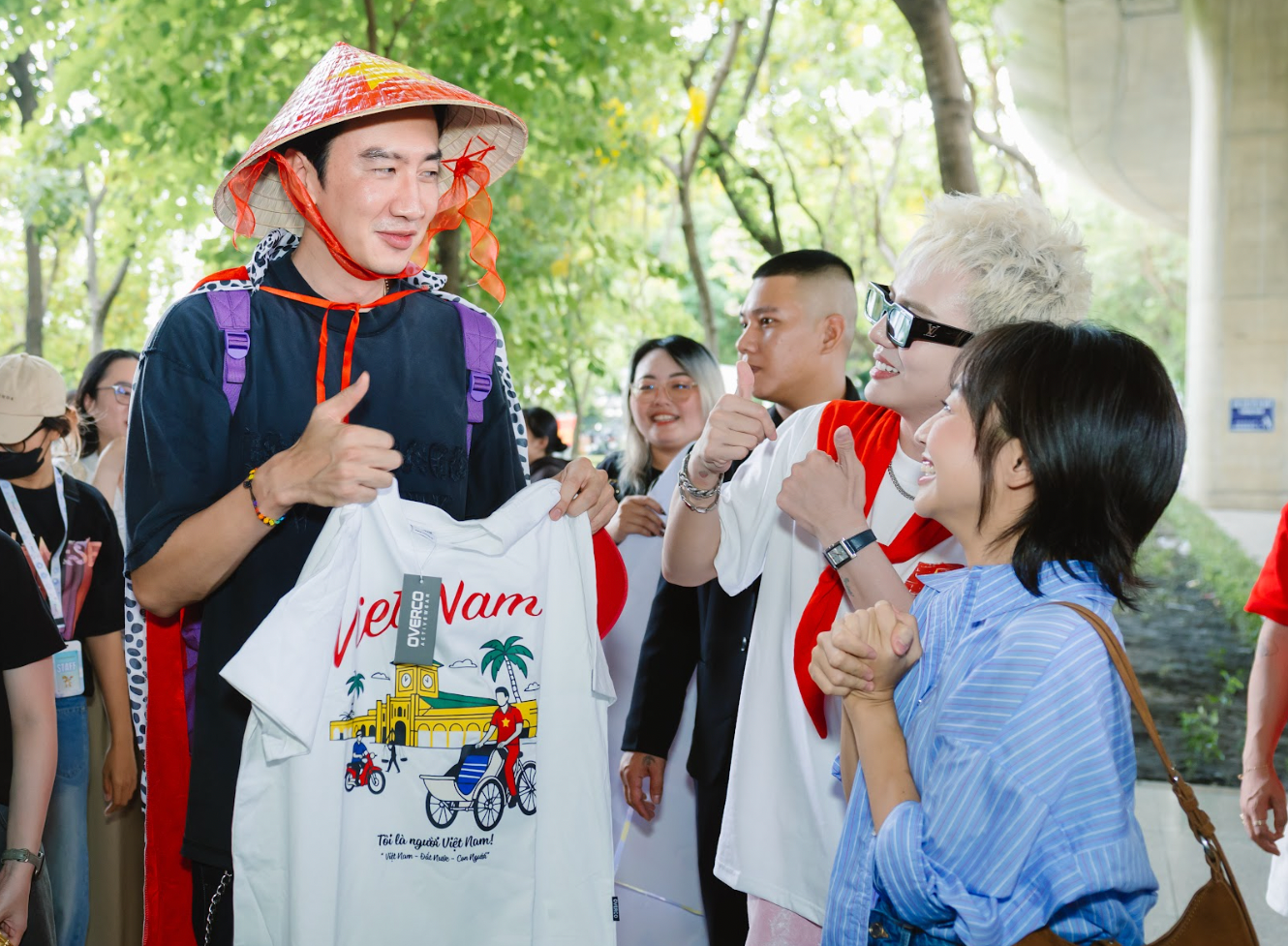 Lee Kwang Soo đội nón lá tới TPHCM - 3