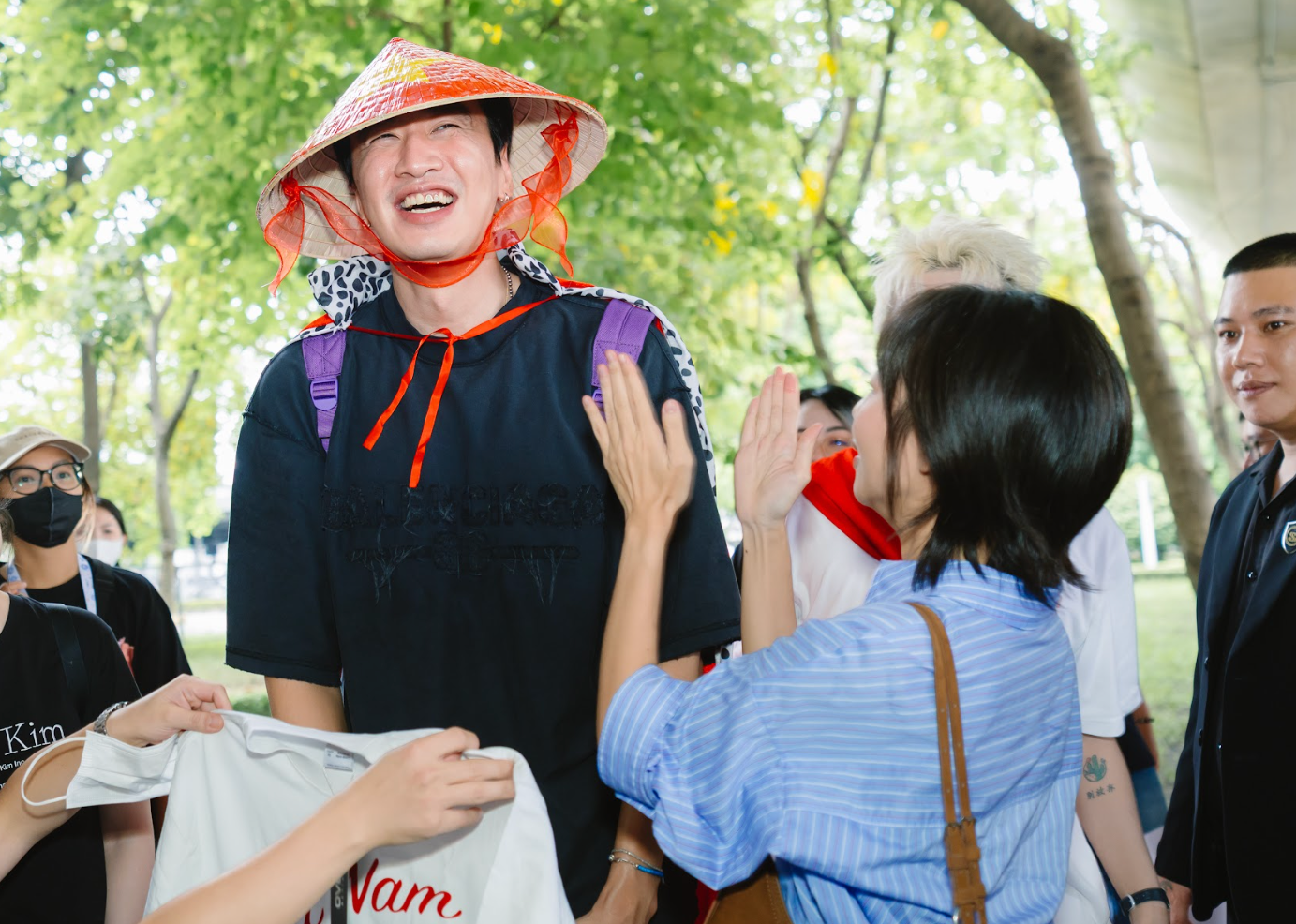 Lee Kwang Soo được fan cùng hai diễn viên Hoàng Hà, Duy Khánh đón ở sân bay Tân Sơn Nhất ngày 2/9.
