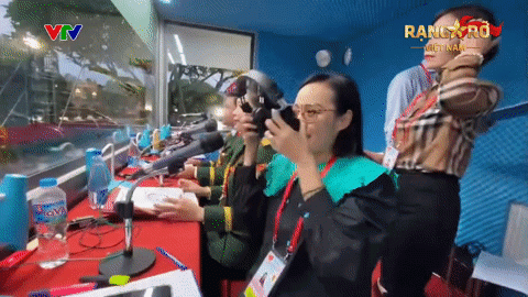 VTV tung video hậu trường của MC Hoài Anh và tổ thuyết minh 13 người sáng 2/9 - 1