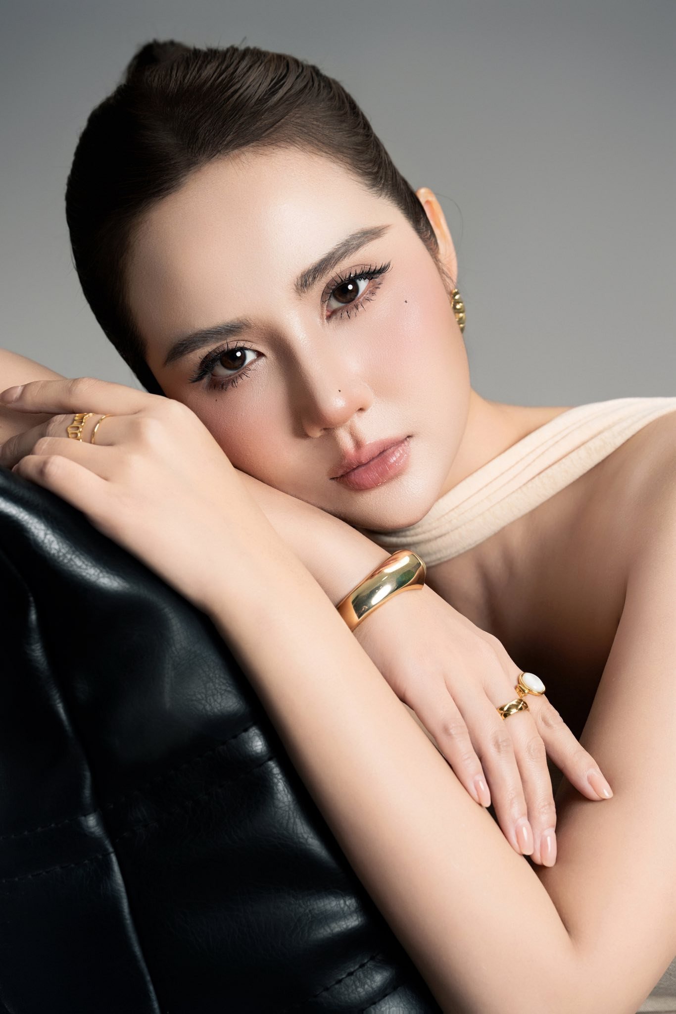Sen &#39;Mưa đỏ&#39; và Huyền Lizzie tái xuất VTV trong phim của cặp đạo diễn &#39;Độc đạo&#39; - 4
