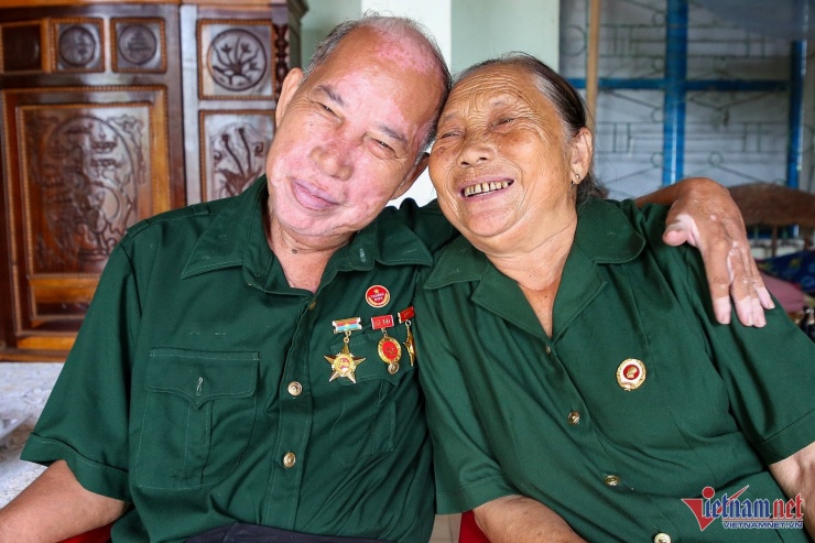 Nửa thế kỷ đi qua, tình yêu của ông Nữa và bà Hoa vẫn vẹn nguyên. Ảnh: Hà Nam