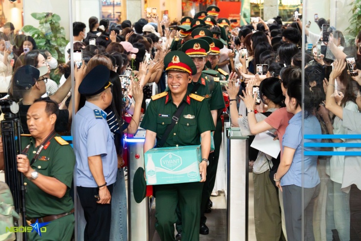 Chen chúc, xô đẩy tìm cách lên tàu để gặp thượng úy Lê Hoàng Hiệp - 1