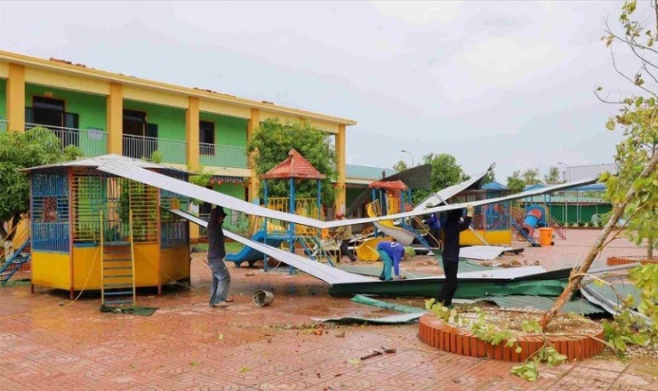 Các đơn vị trường học trên địa bàn xã Hưng Nguyên (tỉnh Nghệ An) khắc phục thiệt hại sau bão số 5. Ảnh: VGP.
