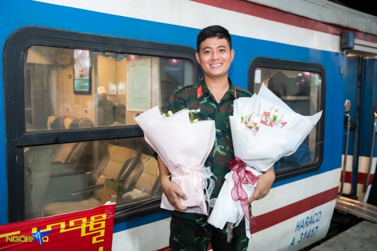 Chen chúc, xô đẩy tìm cách lên tàu để gặp thượng úy Lê Hoàng Hiệp - 11