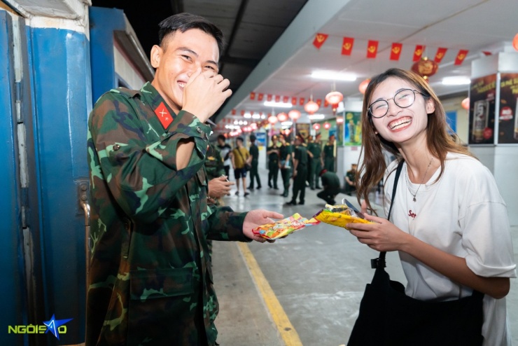 Chen chúc, xô đẩy tìm cách lên tàu để gặp thượng úy Lê Hoàng Hiệp - 12