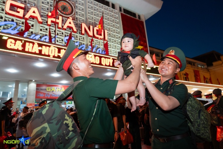 Chen chúc, xô đẩy tìm cách lên tàu để gặp thượng úy Lê Hoàng Hiệp - 13
