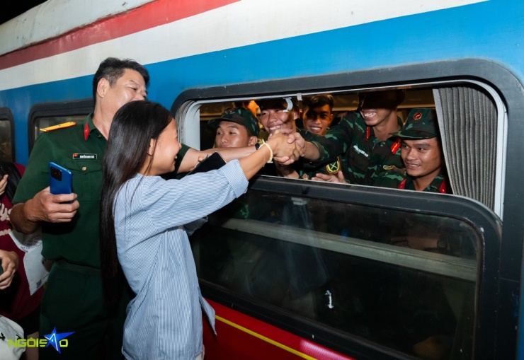 Chen chúc, xô đẩy tìm cách lên tàu để gặp thượng úy Lê Hoàng Hiệp - 14