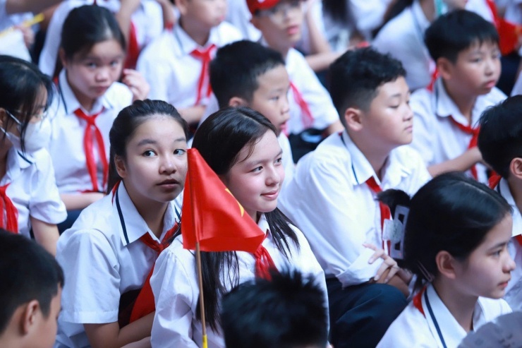 Thầy trò các trường học đang gấp rút chuẩn bị cho lễ khai giảng năm học mới.