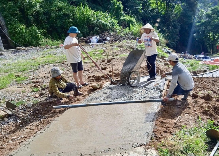 Thầy cô giáo đổ đường bê tông, chỉnh trang trường lớp cho học sinh ở vùng khó.