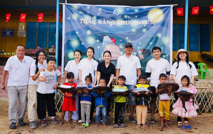 Học sinh được tặng quà là cặp sách, đồ dùng học tập.