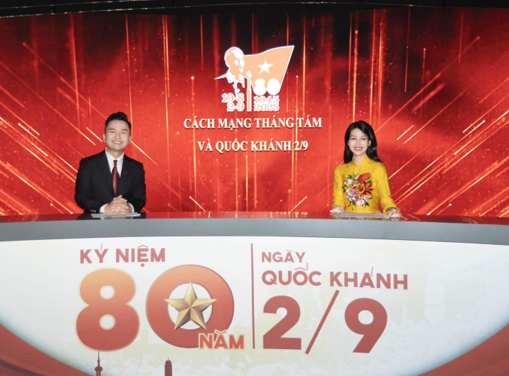 Vào sáng 2/9 vừa qua, khán giả cả nước theo dõi lễ diễu binh, diễu hành kỷ niệm 80 năm Cách mạng Tháng Tám và Quốc khánh 2/9 trên sóng truyền hình đã được đồng hành cùng giọng dẫn truyền cảm, chuẩn mực của biên tập viên - MC Hồng Nhung và Hạnh Phúc.