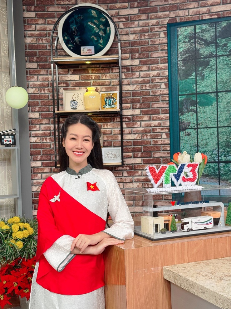 MC Hồng Nhung không phải gương mặt xa lạ với công chúng. Cô là người dẫn quen thuộc của chương trình Cà phê Sáng, Giai điệu tự hào, Điều ước thứ 7.