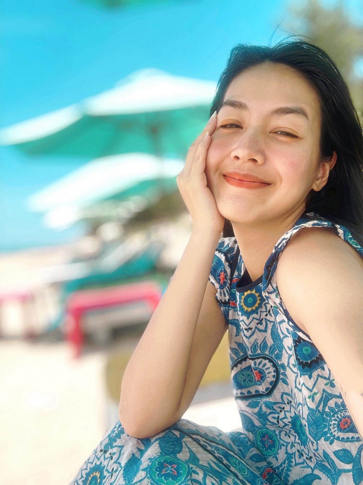 Nữ MC thường diện váy nhẹ nhàng hay những set đồ năng động phù hợp với nhịp sống hàng ngày. Gu thời trang này giúp Hồng Nhung vừa giữ được sự tinh tế, vừa toát lên nét tươi trẻ, gần gũi.