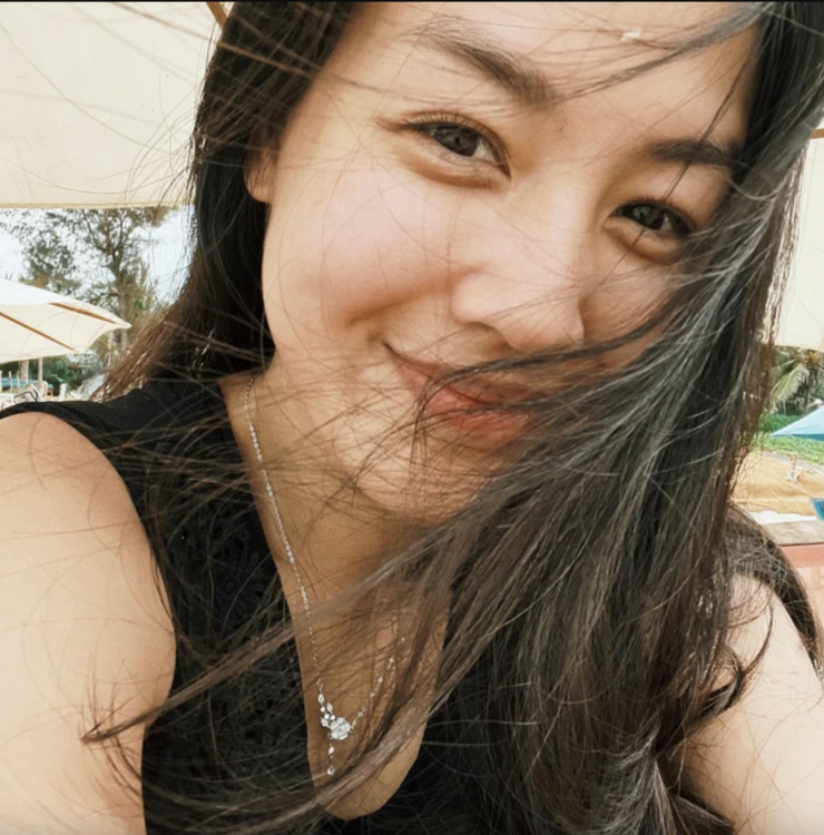 Không chỉ ghi dấu trong nghề nhờ giọng dẫn và phong thái, Hồng Nhung còn được đồng nghiệp đánh giá cao ở sự tận tâm, nỗ lực trong công việc. Hơn 10 năm làm việc tại VTV, nữ MC không ồn ào đời tư mà tập trung cống hiến, từng bước khẳng định mình bằng chất lượng dẫn dắt.