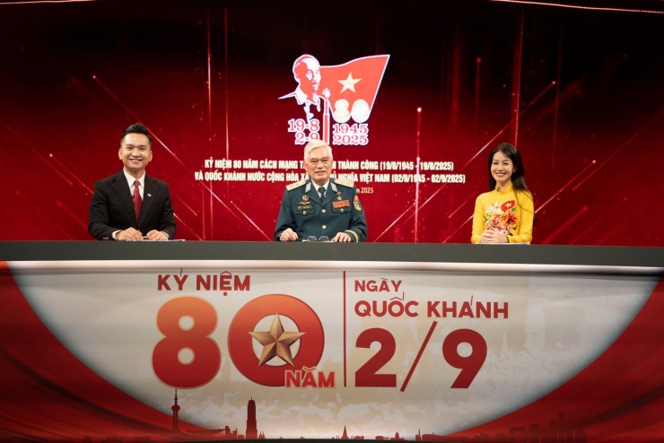 MC Hạnh Phúc và MC Hồng Nhung trên sóng trực tiếp hôm 2/9.